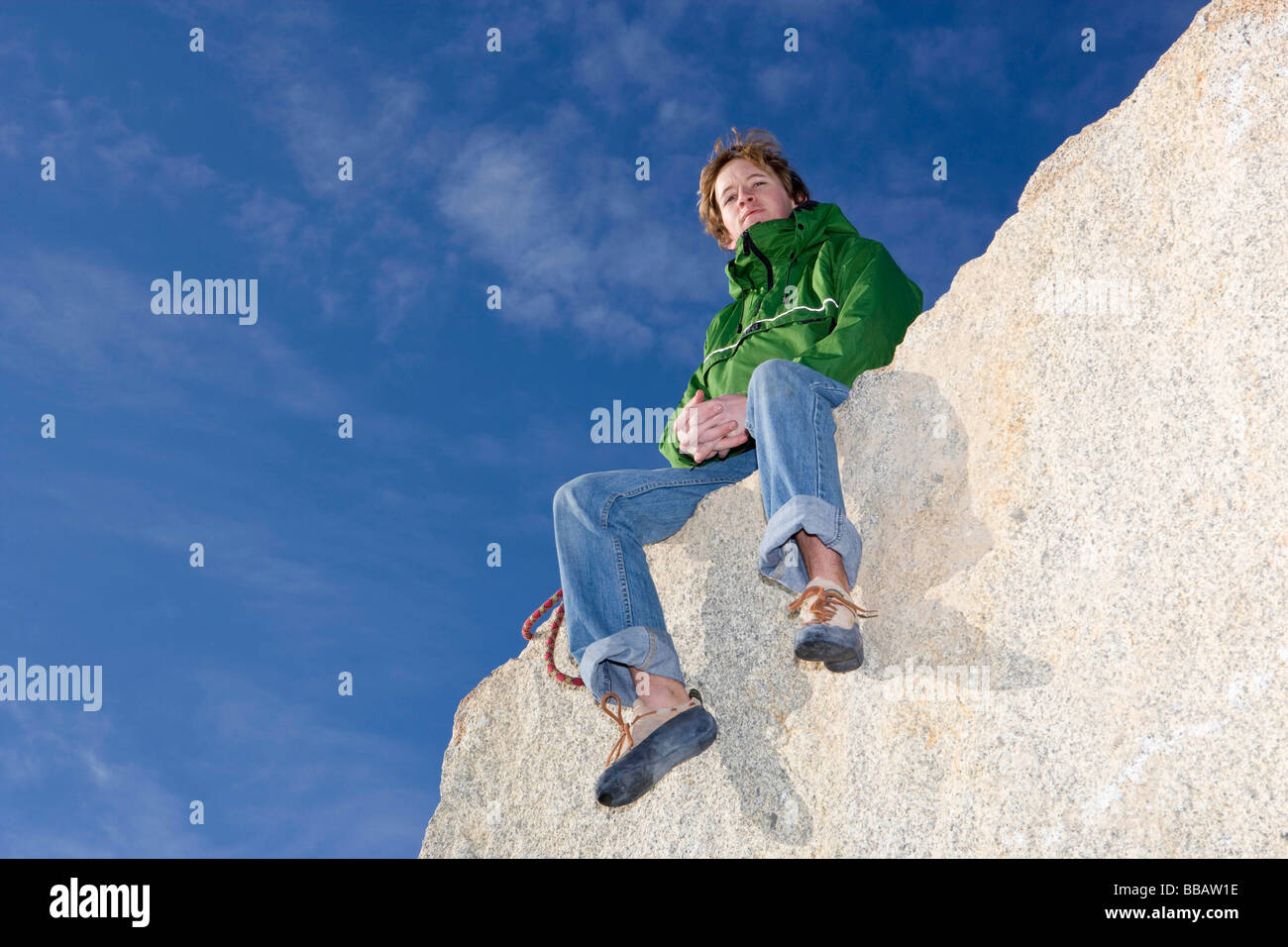 Scalatore seduti sul picco di montagna Foto Stock
