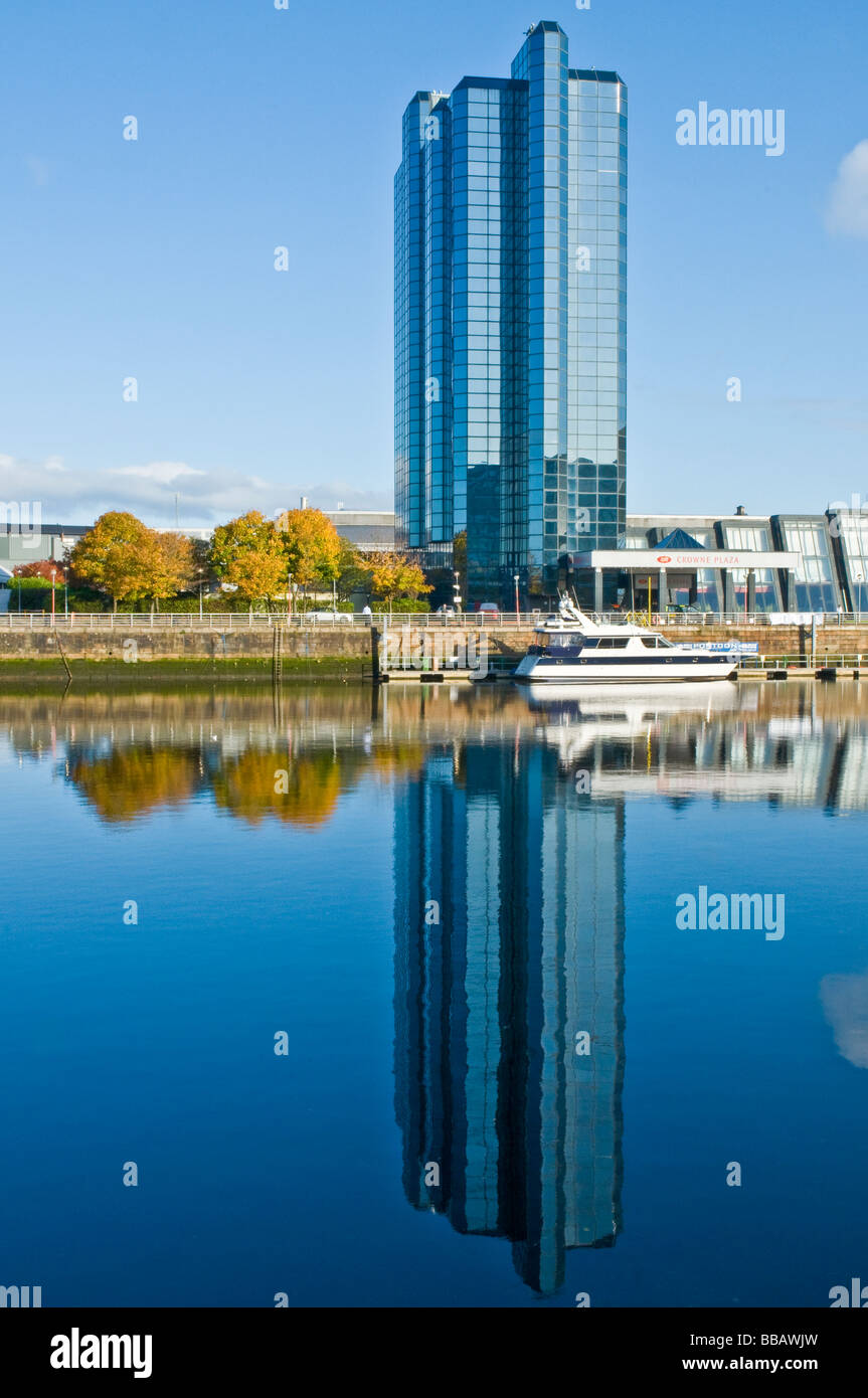Hotel Crown Plaza e SECC Armadillo Fiume Clyde Glasgow Scozia, in autunno Foto Stock