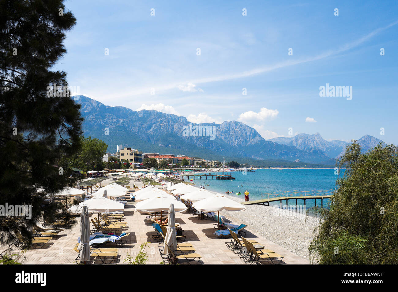 Spiaggia nel centro del resort con le montagne del taurus dietro, Kemer, costa mediterranea, Turchia Foto Stock