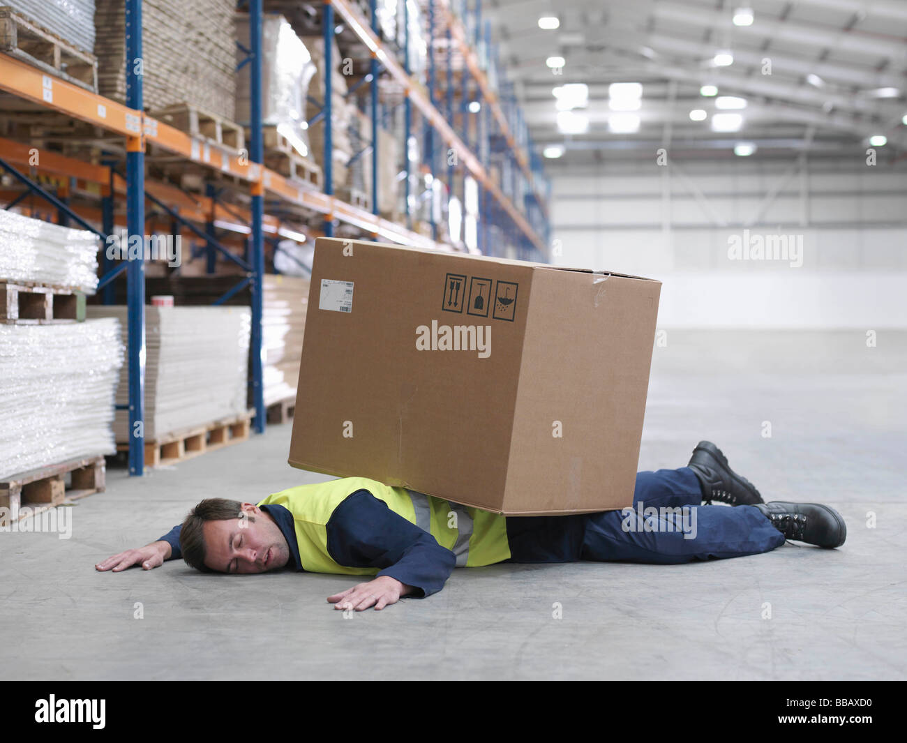 Lavoratore appiattite dalla scatola In Magazzino Foto Stock