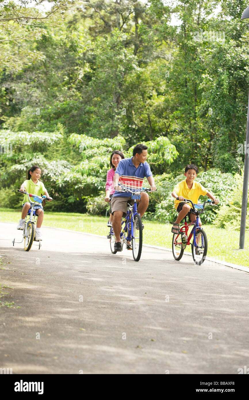 Famiglia Escursioni in bicicletta, fianco a fianco Foto Stock
