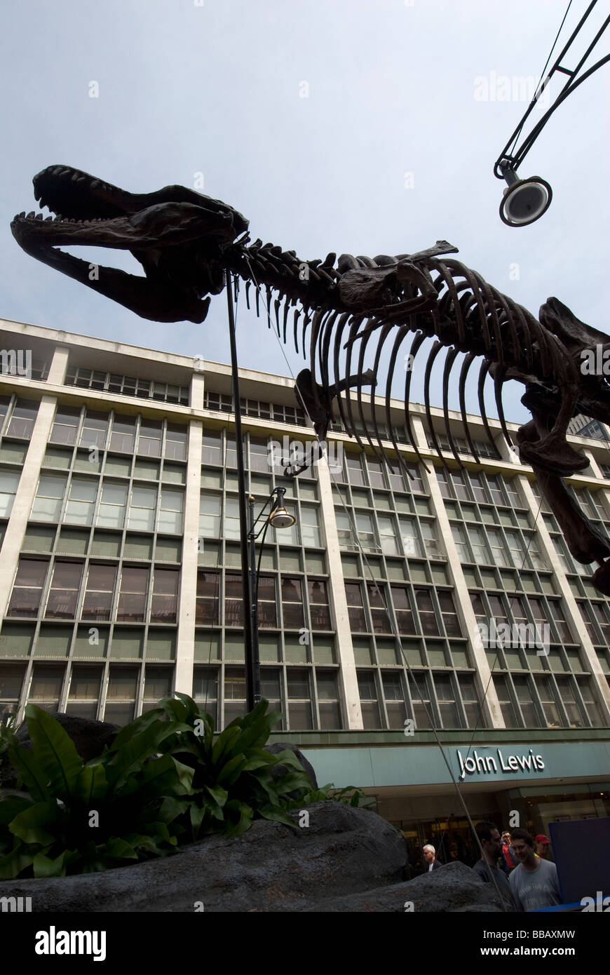 Oxford street può23rd 2009 dinosauro da una notte al museo 2 di fronte a John Lewis shop Foto Stock
