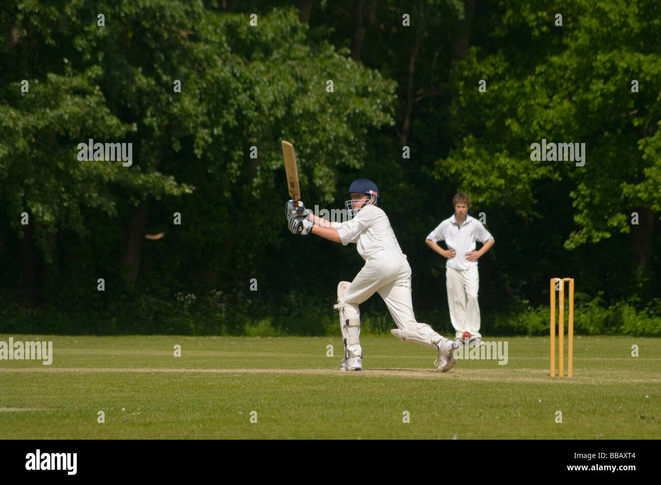 Battitore giocando una corsa durante un villaggio partita di cricket Edenbridge Kent England Foto Stock