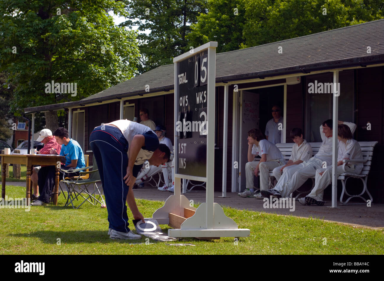 Tabelloni segnapunti giocatori e il Pavillion in un villaggio di partita di cricket Edenbridge Kent England Foto Stock
