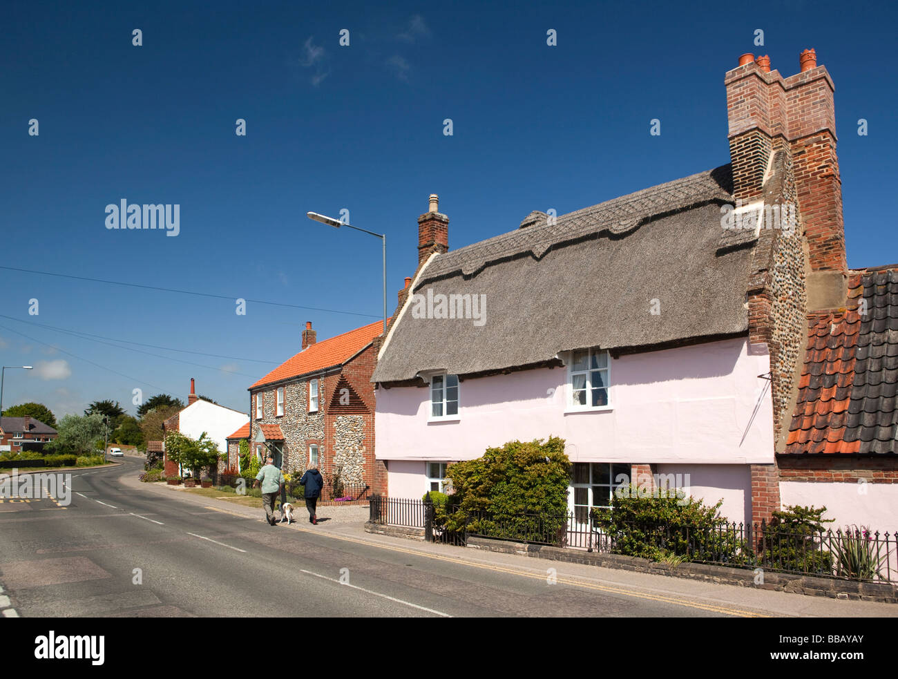 Regno Unito Inghilterra Norfolk Bacton Broomholm village attraente colore rosa pastello dipinto cottage con il tetto di paglia Foto Stock
