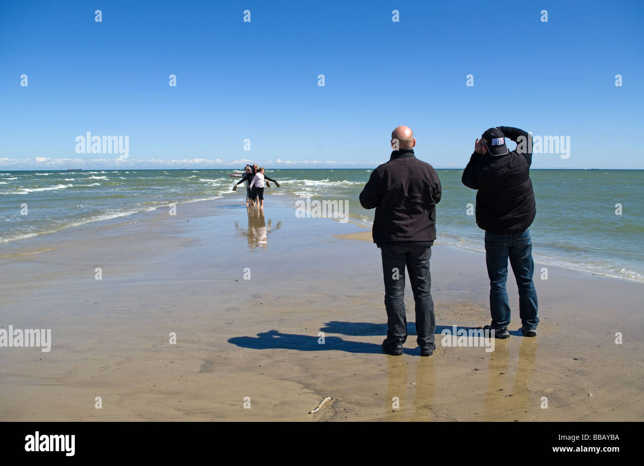 I turisti fotografare sulla punta nord dello Jutland 'Grenen" in Danimarca Foto Stock