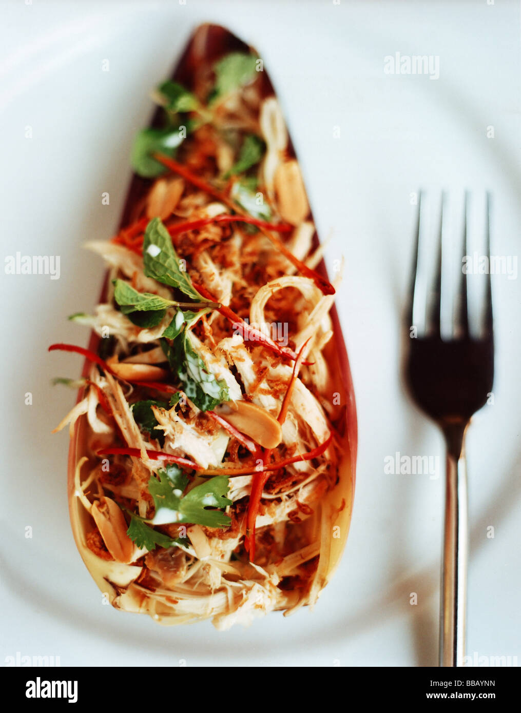 Speziata insalata di pollo nel cuore di banana Foto Stock