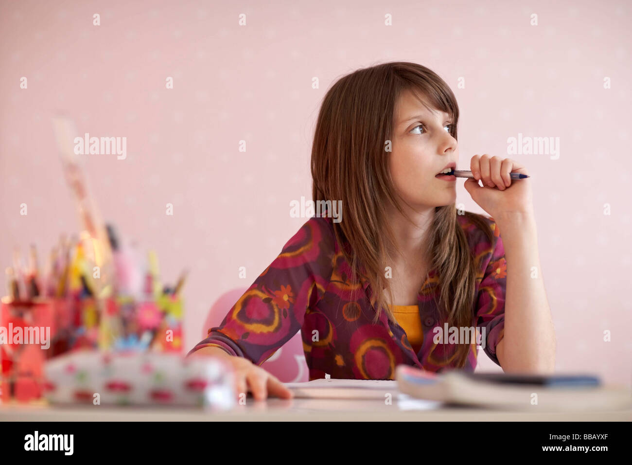 Ragazza adolescente facendo i compiti di scuola Foto Stock