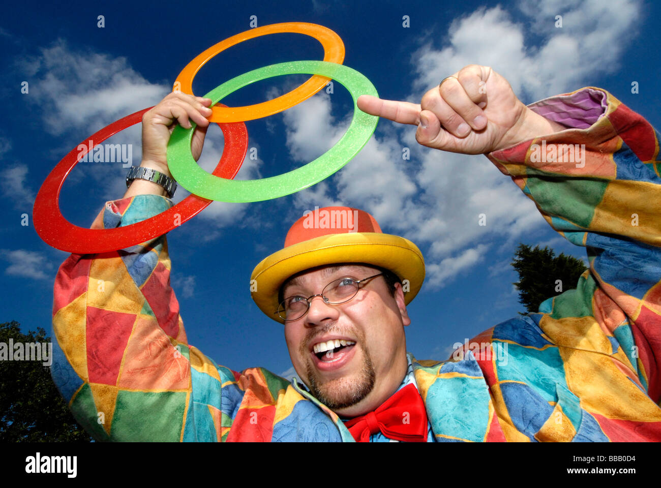 Clown animatore giocoliere con 3 anelli Foto Stock