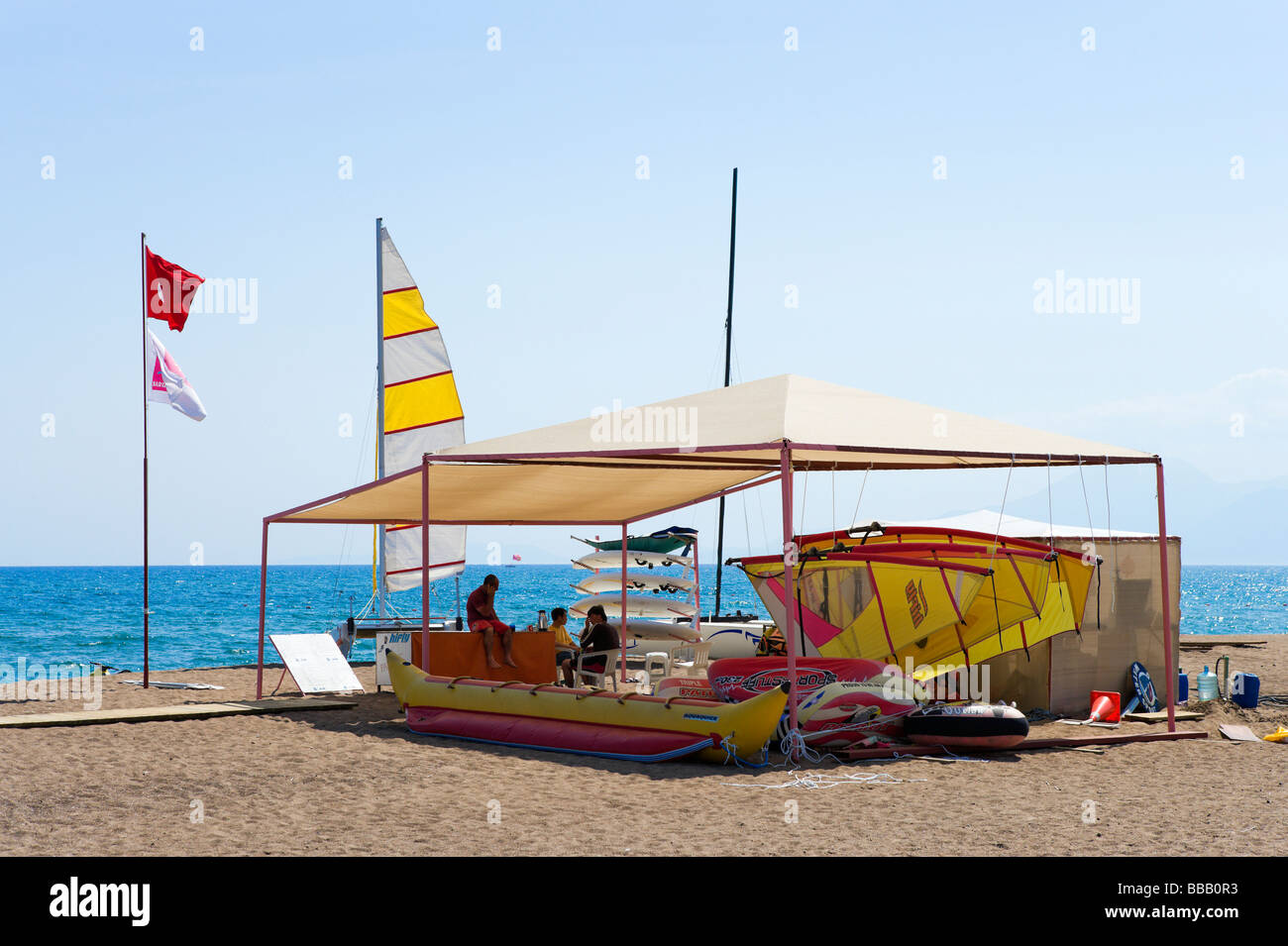 Sport acquatici al di fuori della struttura Barut Hotel Lara, Lara Beach, vicino a Antalya, costa mediterranea, Turchia Foto Stock