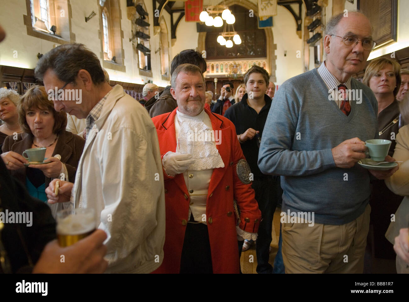 Lichfield Greenhill Bower Interior The Guildhall Lichfield Staffordshire ascoltando i discorsi durante l'evento annuale degli anni '2009 2000 UK HOMER SYKES Foto Stock