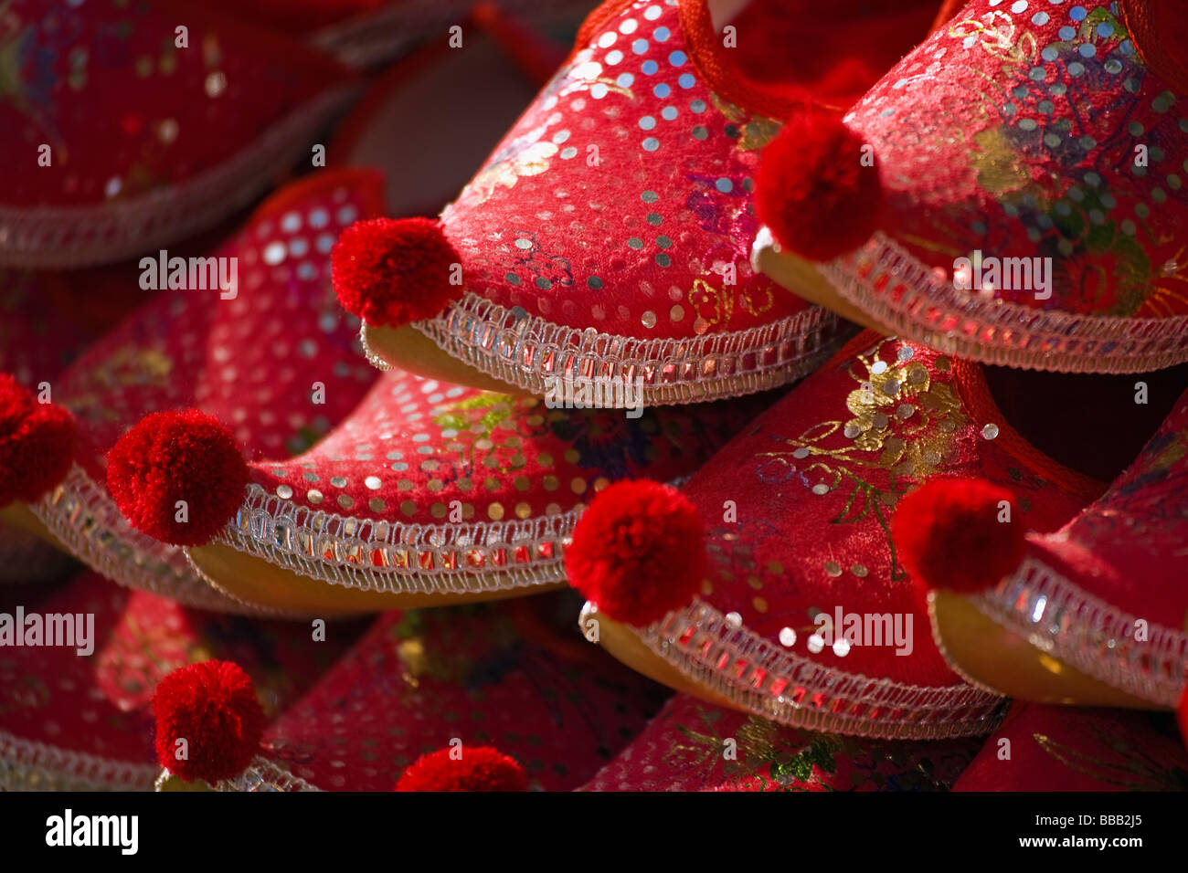 Istanbul, Turchia; Close-up di pantofole rosse al mercato Foto Stock