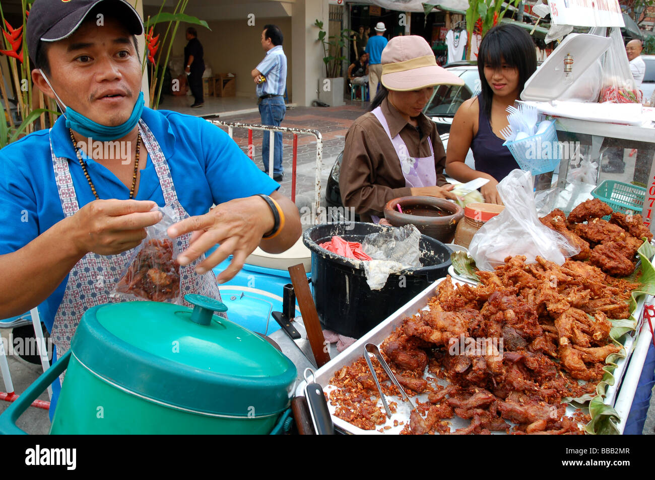 Thai uomo vendita di pollo fritto in Khao San Road, Bangkok, Thailandia Foto Stock