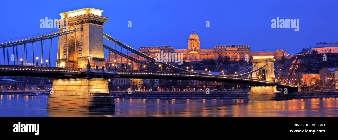 Il palazzo reale del Castello di Buda e Ponte delle catene di Budapest, Ungheria di notte Foto Stock