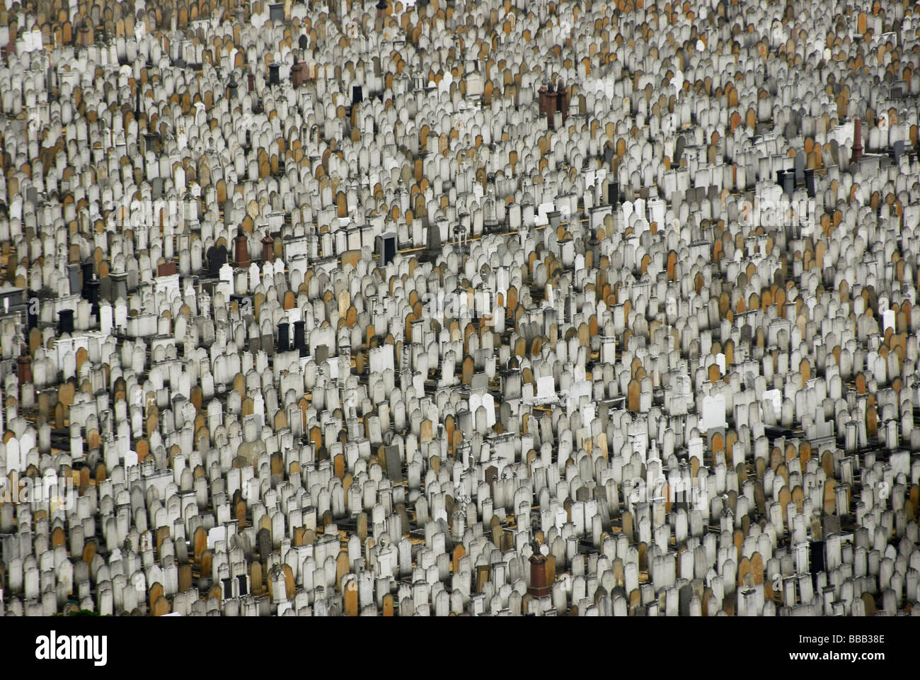 Centinaia di monumenti per le tombe nel cimitero di Edmonton nel nord di Londra, visto dall'aria. Foto Stock