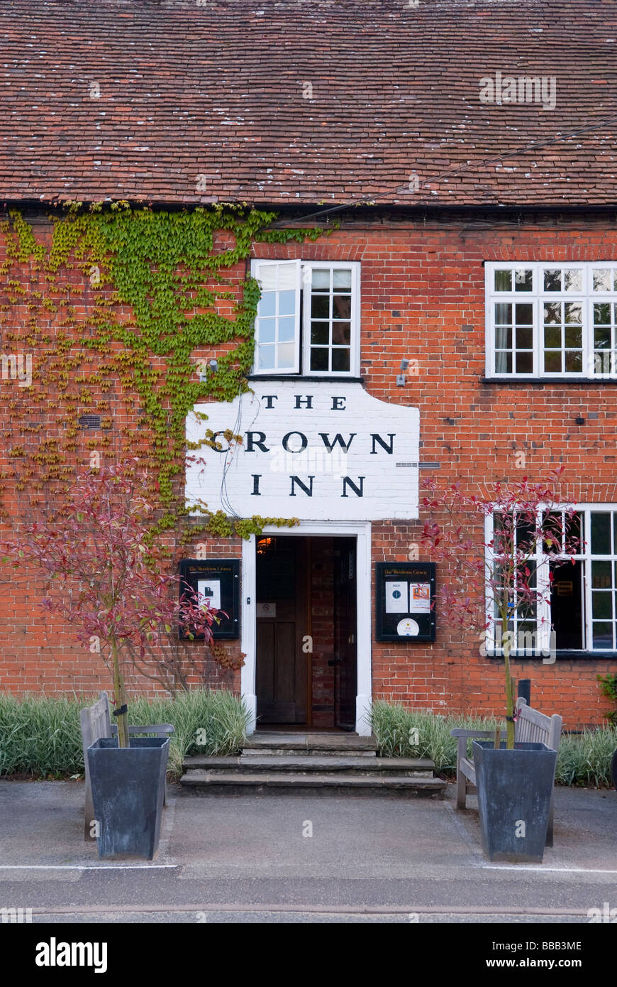 L'ingresso al Crown Inn free house pub in Westleton,Suffolk, Regno Unito Foto Stock