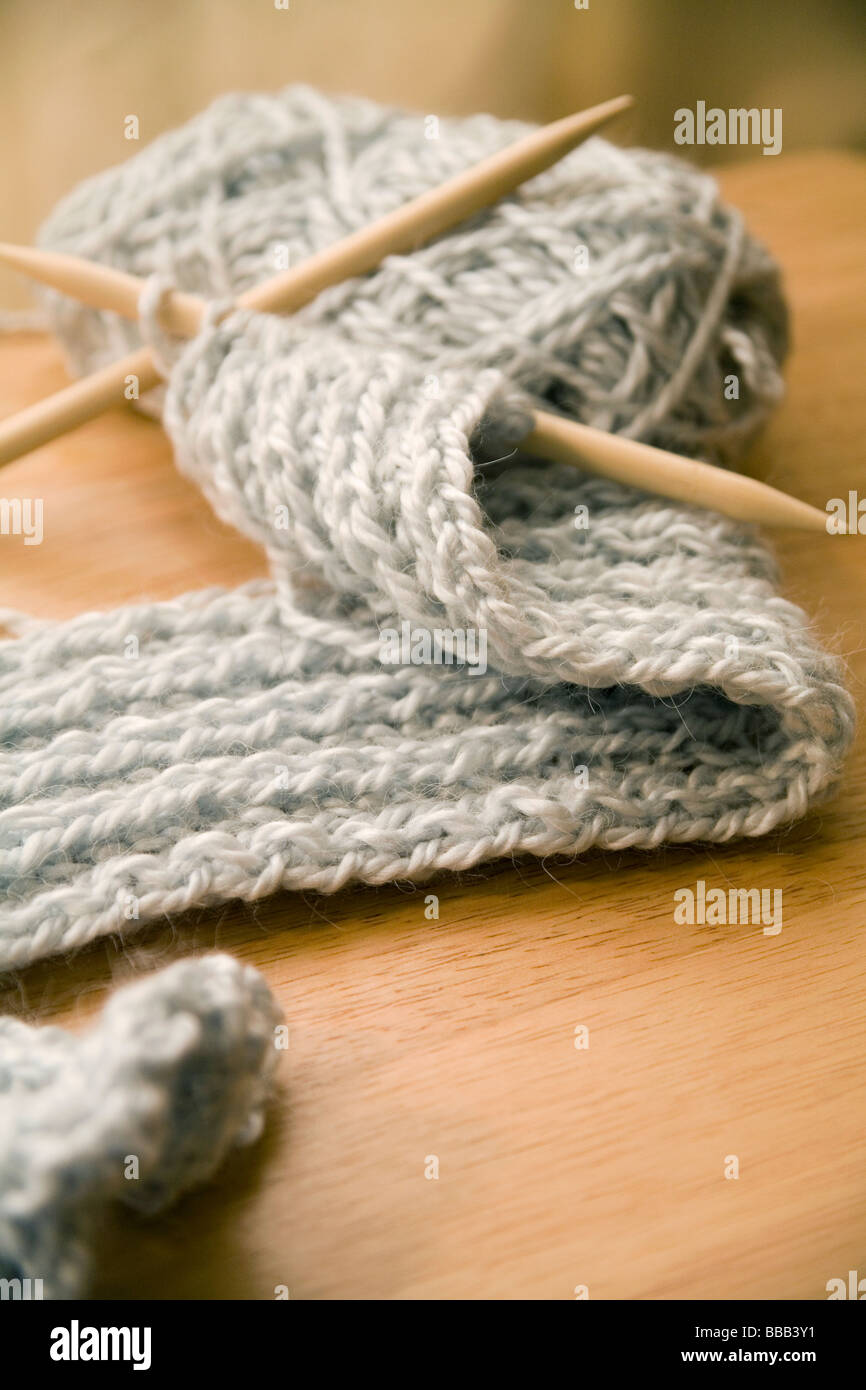 Blu chiaro mano sciarpa lavorata a maglia in corso con doppia bambù punta  degli aghi di tessitura e una matassa di filo di alpaca Foto stock - Alamy