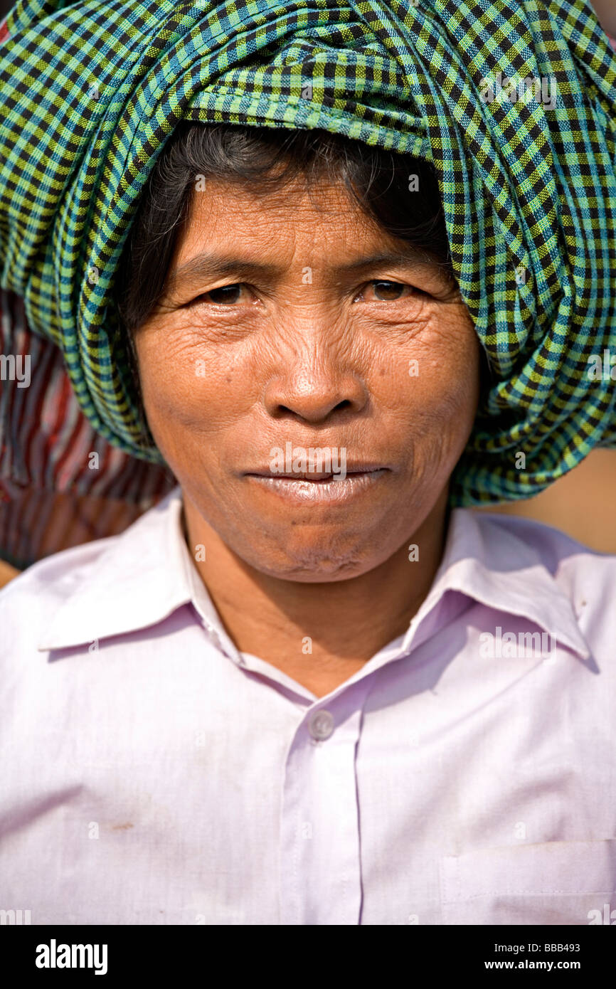 Cambogia donna in un piccolo villaggio fuori Phnom Penh Foto Stock