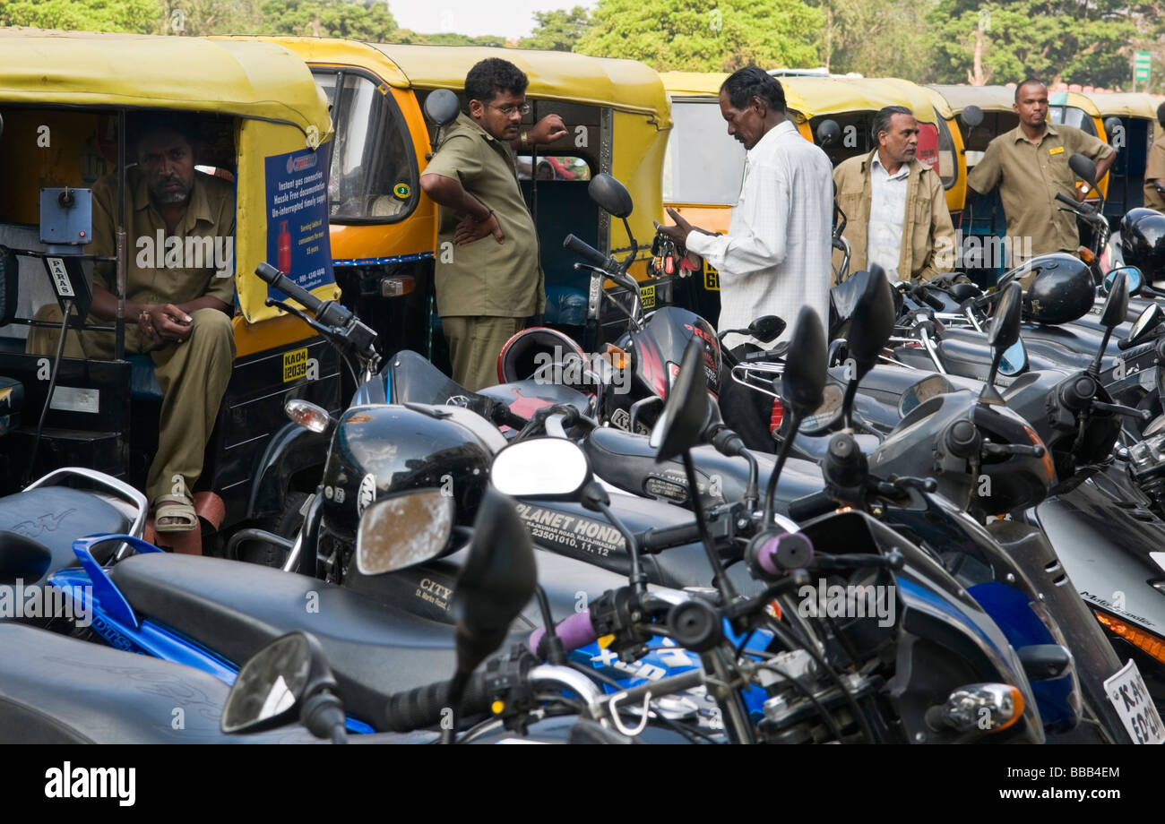 Autorickshaws e moto MG Road Bangalore Karnataka India Foto Stock