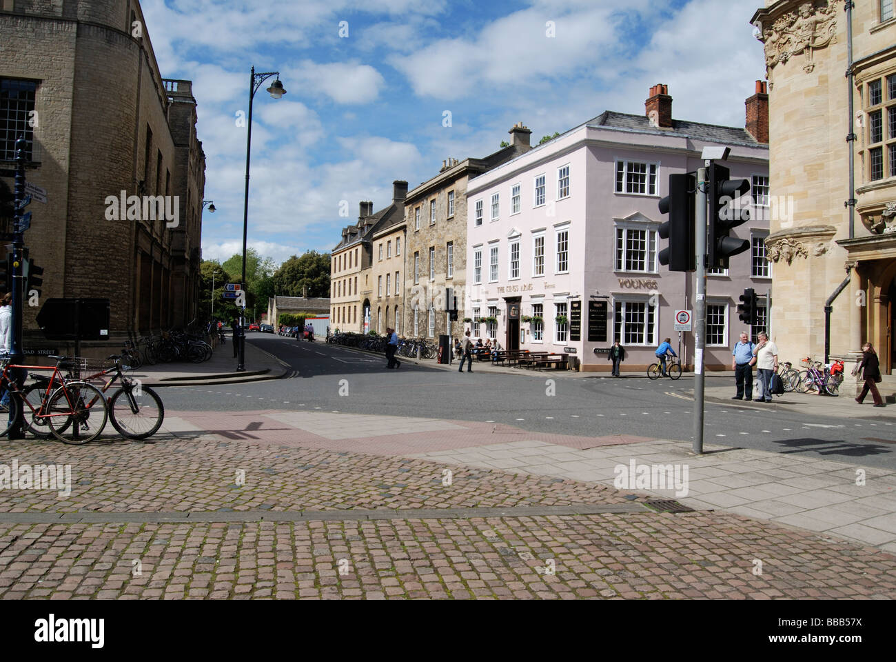 La giunzione di Park Road e Holywell Street in Oxford con il distintivo Kings Arms public house su un angolo Foto Stock