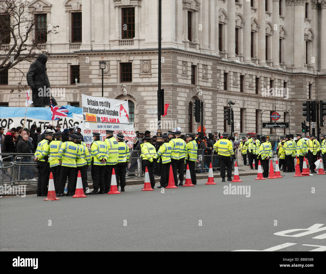 Policing del Tamil manifestanti dimostrando oltre i combattimenti in Sri Lanka al di fuori del Parlamento Londra England Regno Unito. Foto Stock