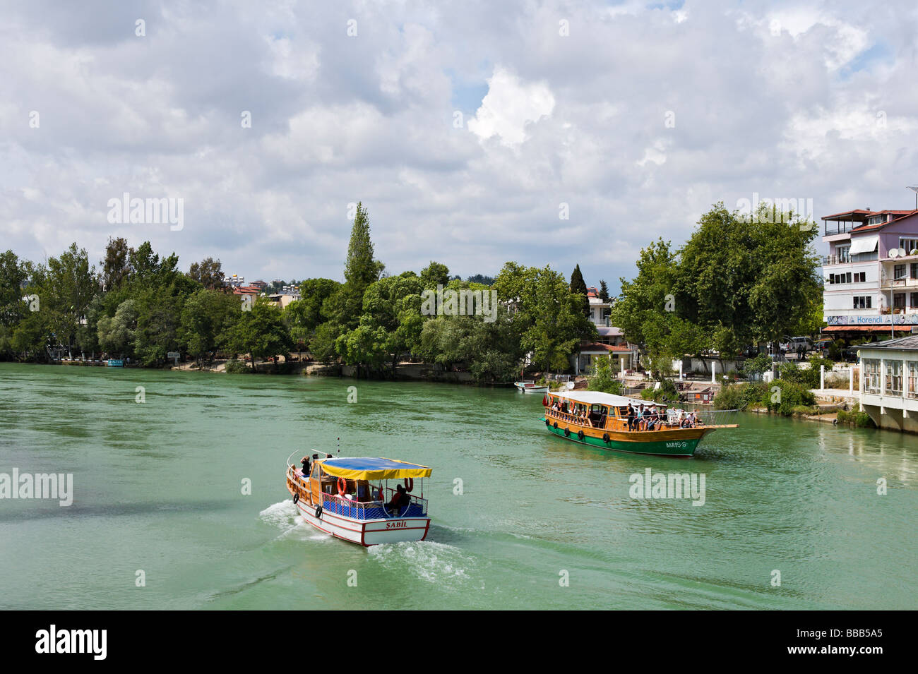 Gite in barca sul fiume nel centro della città, Manavgat, costa mediterranea, Turchia Foto Stock
