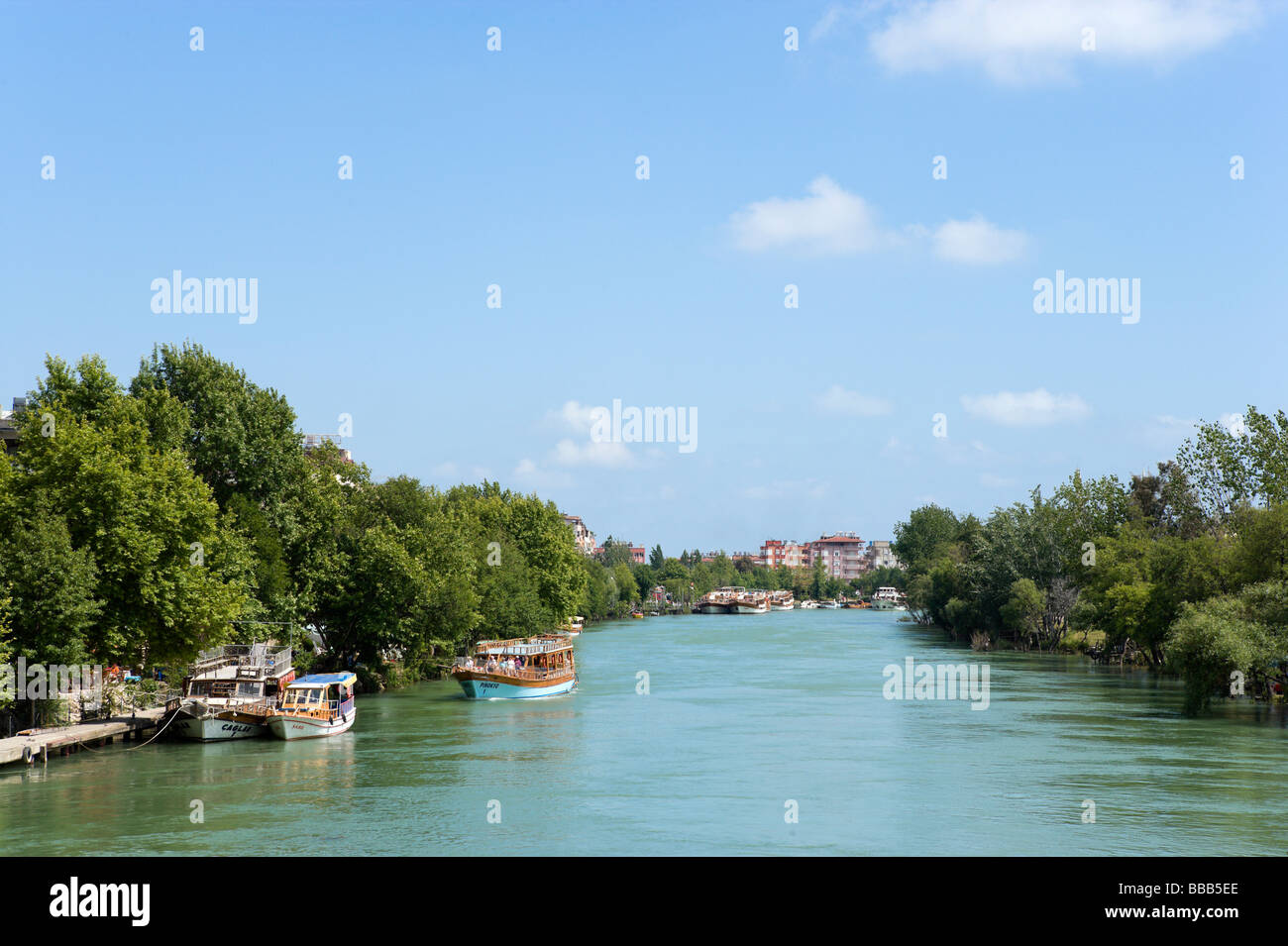 Gite in barca sul fiume nel centro della città, Manavgat, costa mediterranea, Turchia Foto Stock