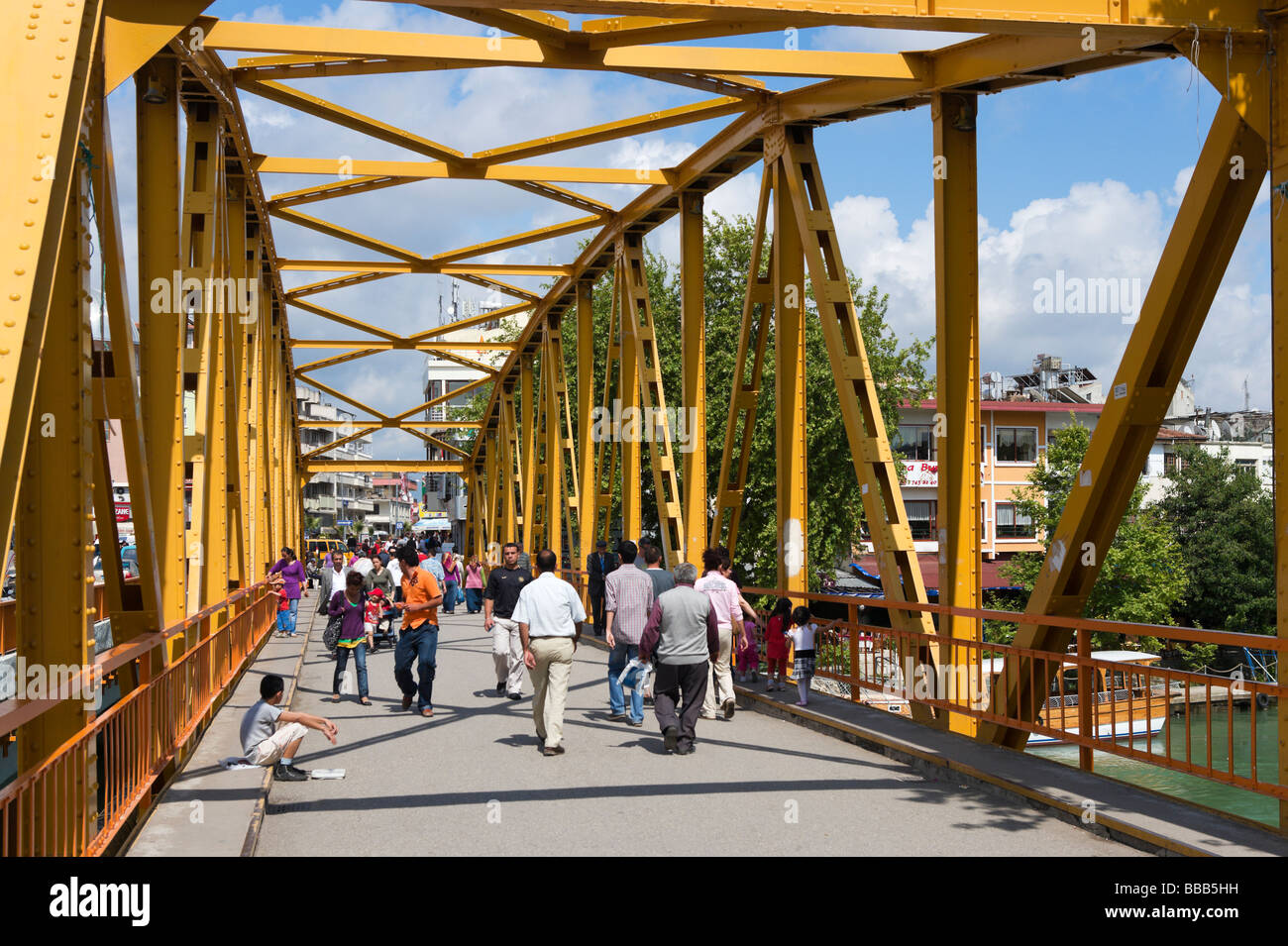 Ponte sul fiume nel centro della città, Manavgat, costa mediterranea, Turchia Foto Stock