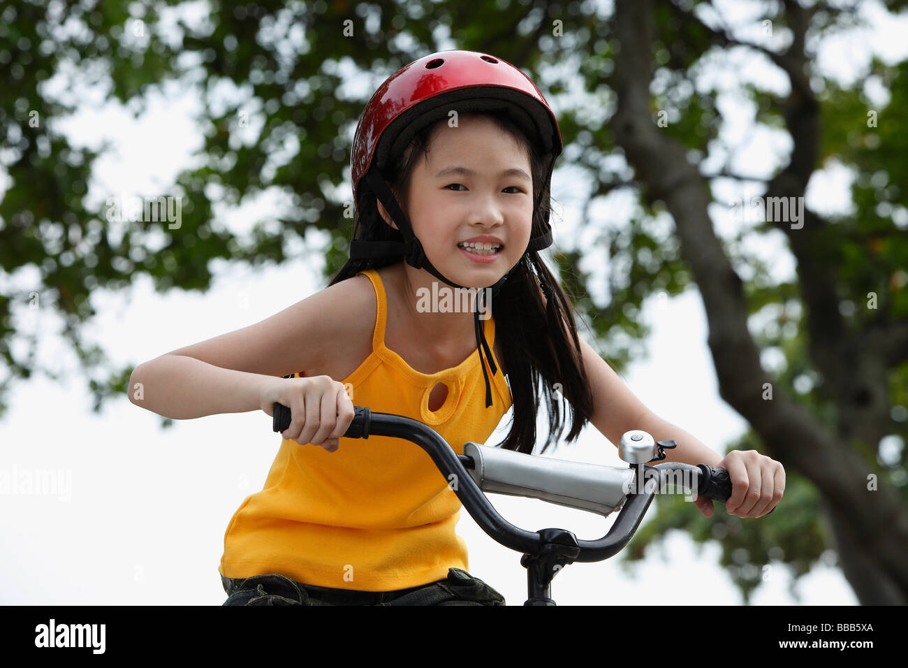 Giovane ragazza Bicicletta Equitazione Foto Stock