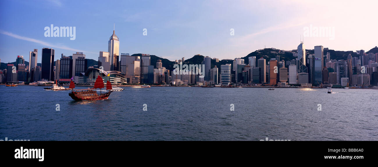 Skyline di Hong Kong con una giunca cinese nel Porto Victoria Foto Stock