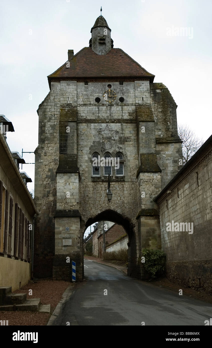 Torre campanaria a cavallo di strada a Lucheux, in Piccardia, nella Francia settentrionale. Foto Stock
