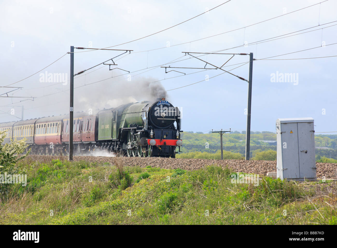 Treno a vapore tornado sulla East Coast Main Line, Lincolnshire, Inghilterra 16 maggio 2009 Foto Stock