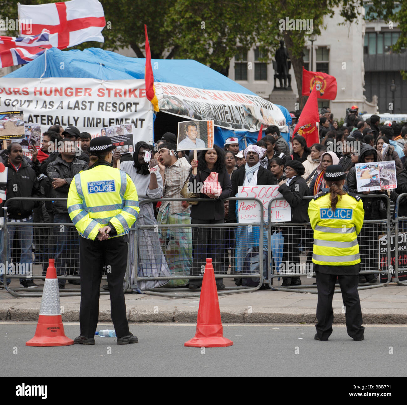 Policing del Tamil manifestanti dimostrando oltre i combattimenti in Sri Lanka. Al di fuori del Parlamento, Londra, Inghilterra, Regno Unito. Foto Stock