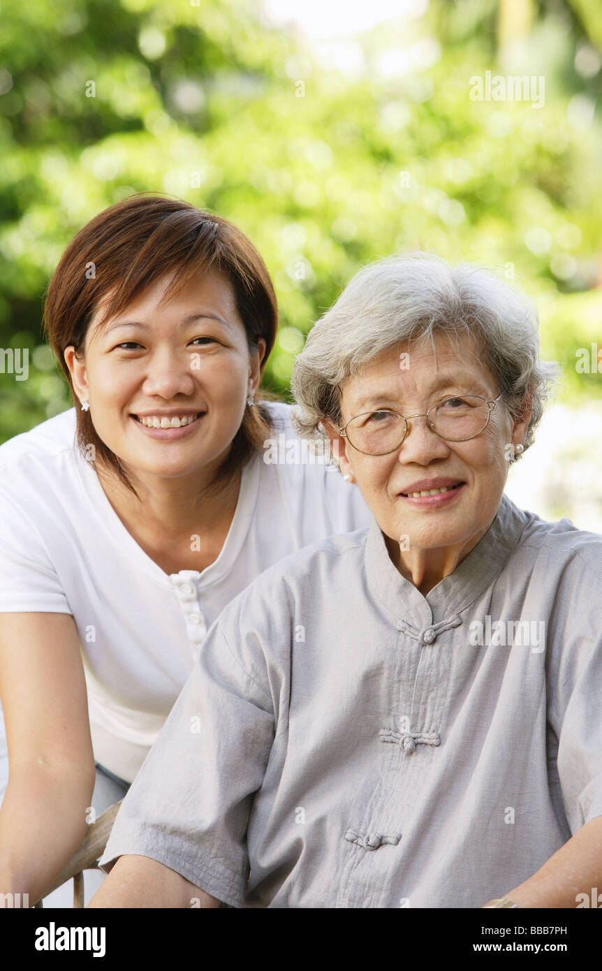 Due generazioni di donne, sorridente in telecamera Foto Stock