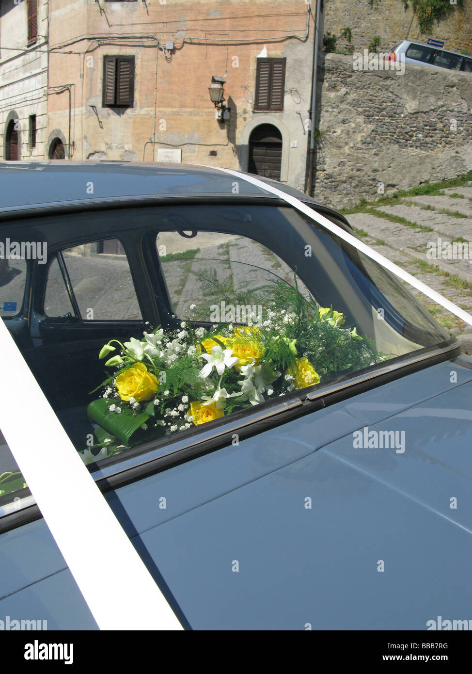 Mazzo di fiori in auto nozze a Bracciano, Italia Foto Stock