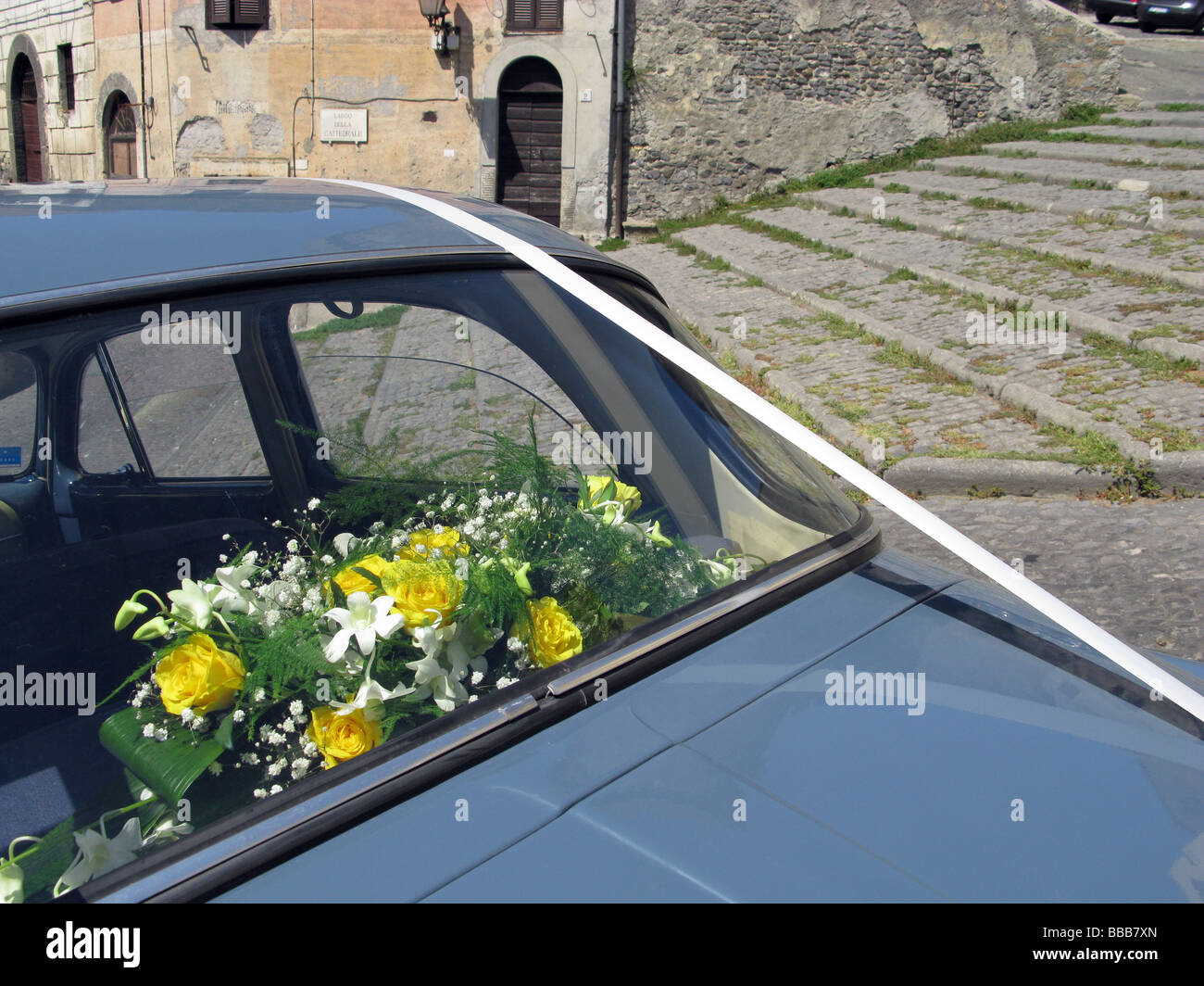 Mazzo di fiori in auto nozze a Bracciano, Italia Foto Stock