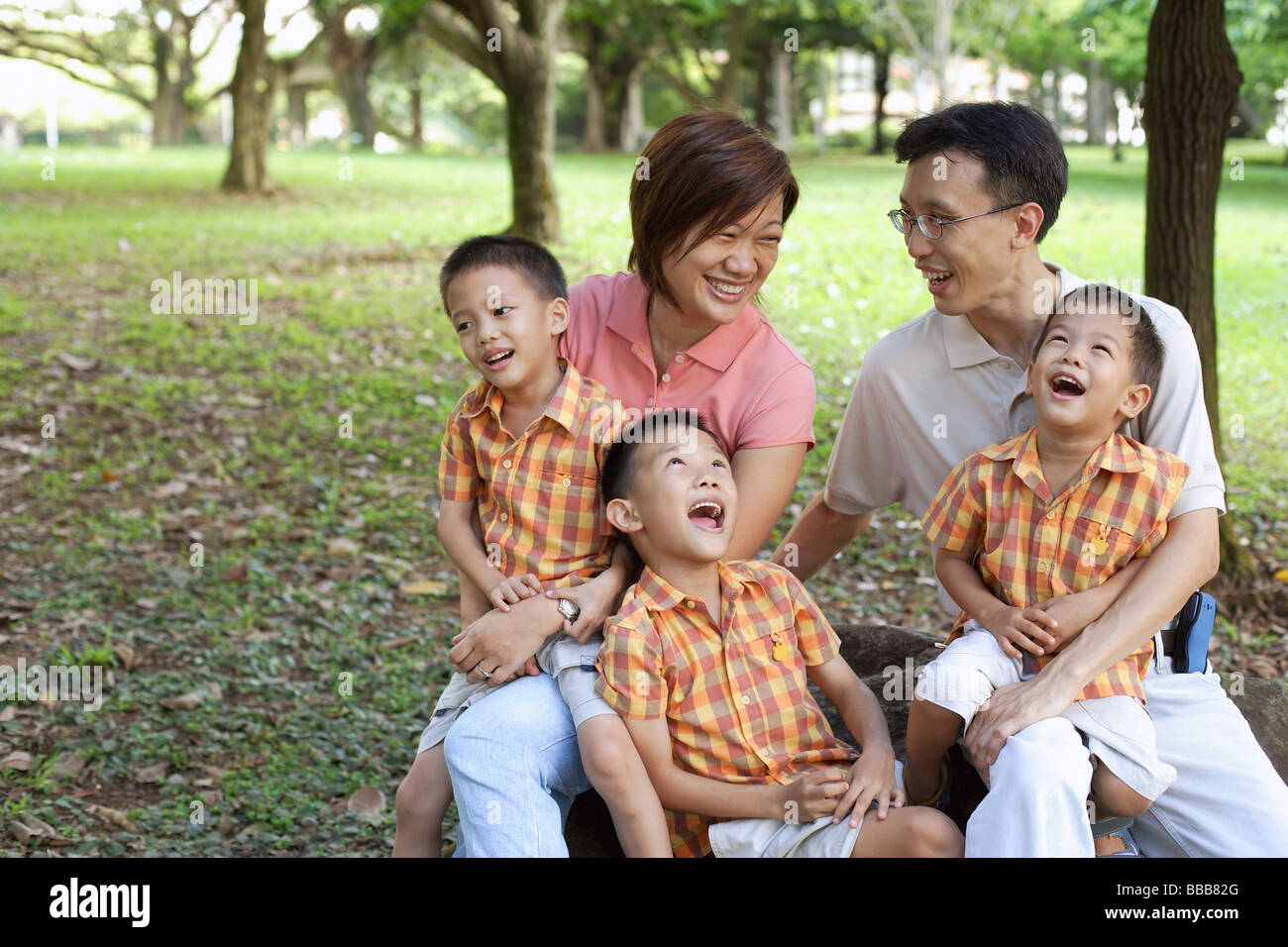 Famiglia con tre ragazzi in posizione di parcheggio Foto Stock