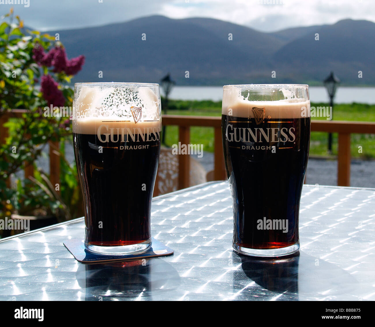 Due pinte di roba nera nella Contea di Kerry Eire Foto Stock
