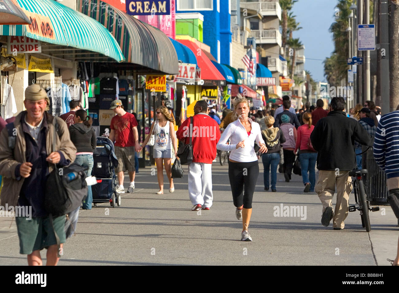 Persone e boardwalk spazio retail a Venice Beach Los Angeles California Foto Stock