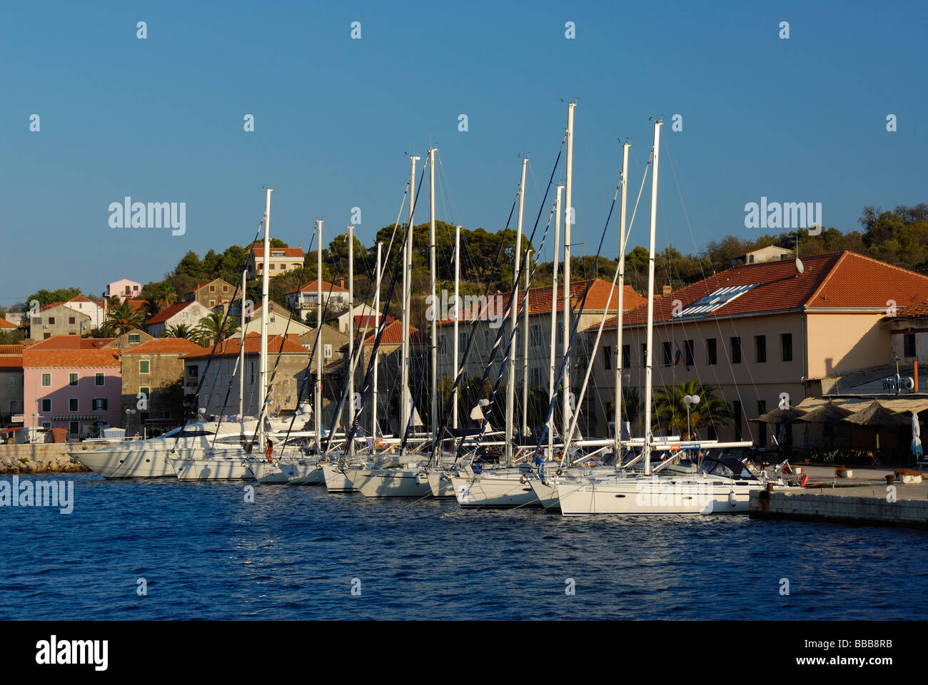 Barche a vela sul lungomare a Sali su Dugi Otok, costa dalmata della Croazia Foto Stock