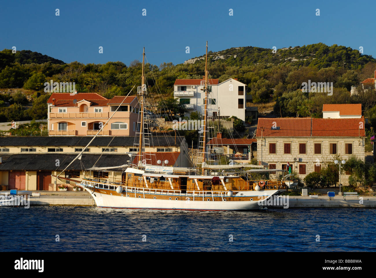 Charter imbarcazione sul lungomare a Sali su Dugi Otok, Datmatian costa della Croazia Foto Stock