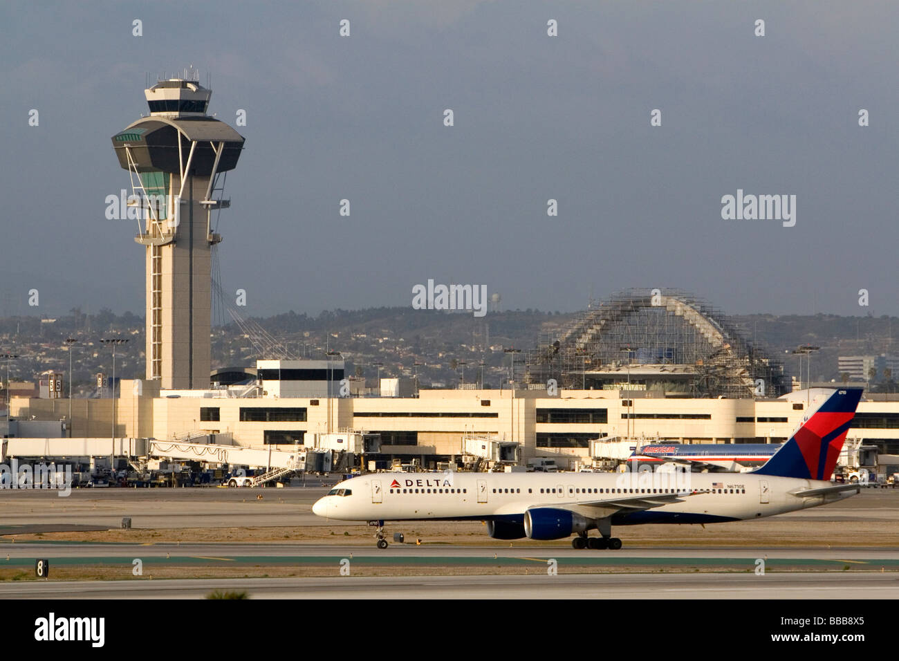 Delta Boeing 757 di rullaggio sulla pista di LAX in Los Angeles California USA Foto Stock