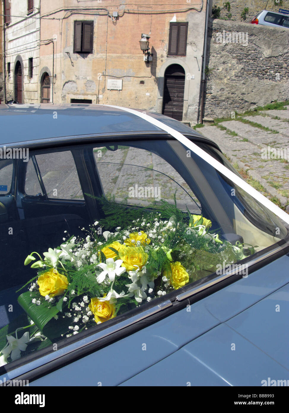 Mazzo di fiori in auto nozze a Bracciano, Italia Foto Stock