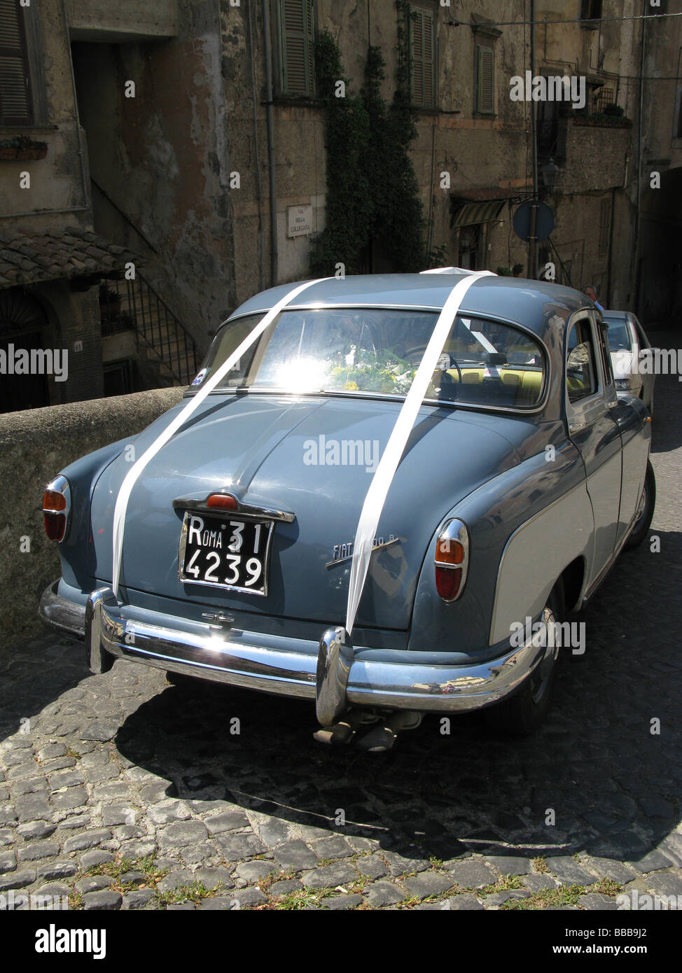 Mazzo di fiori in auto nozze a Bracciano, Italia Foto Stock