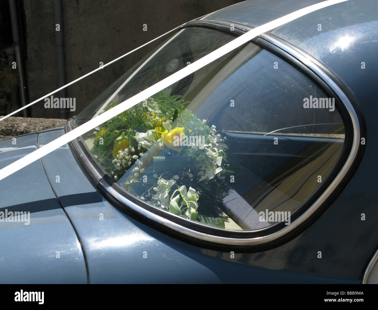 Mazzo di fiori in auto nozze a Bracciano, Italia Foto Stock