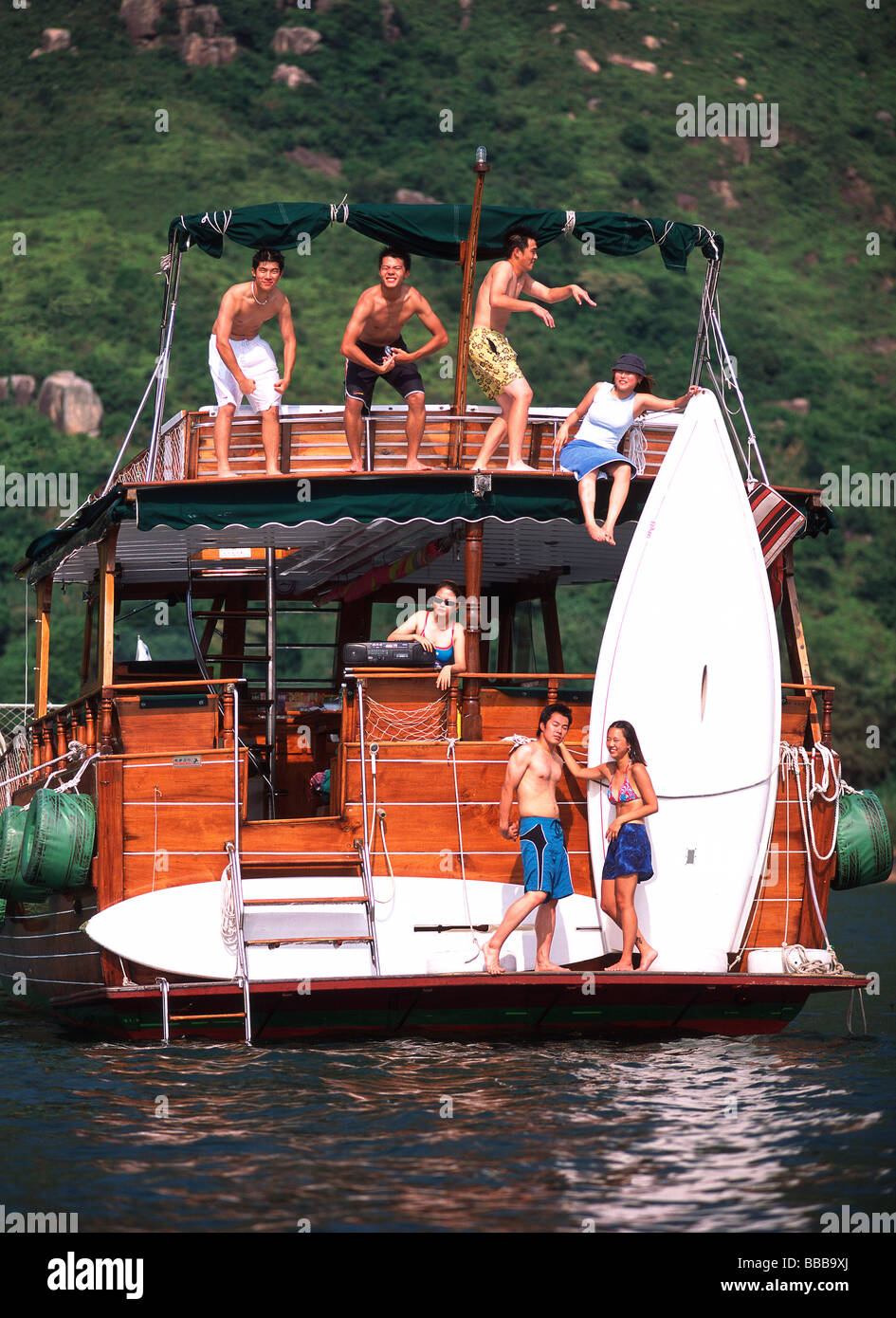 Gruppo di adolescenti su yacht , facendo pone divertenti Foto Stock