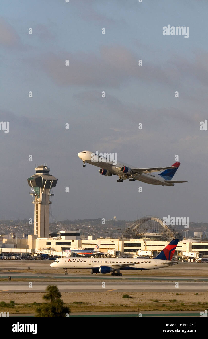 Delta Boeing 767 in decollo da LAX a Los Angeles California USA Foto Stock