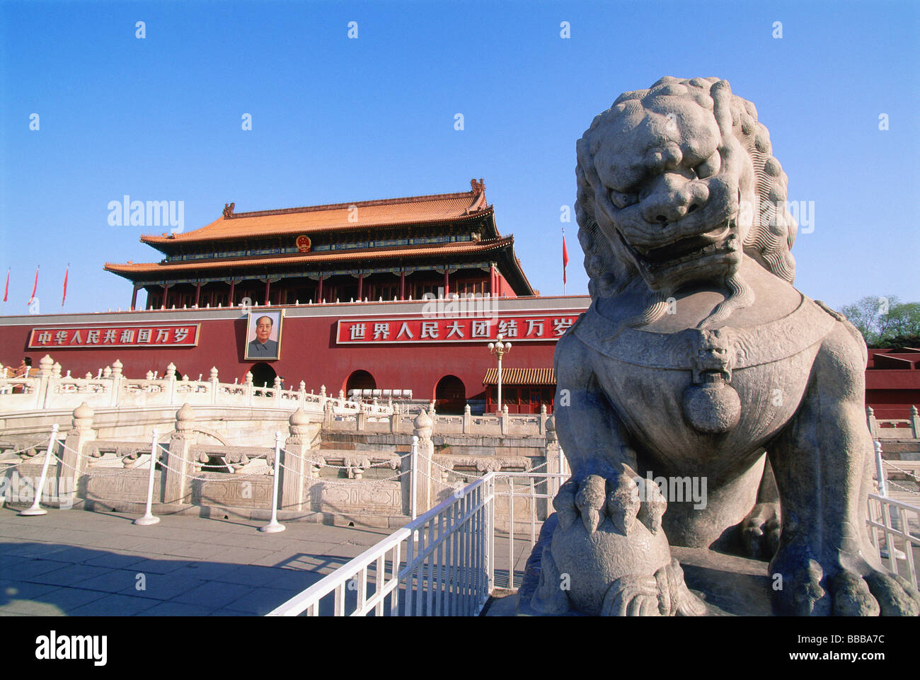 Cina, Pechino, leone di pietra nella parte anteriore della porta di Tiananmen Foto Stock