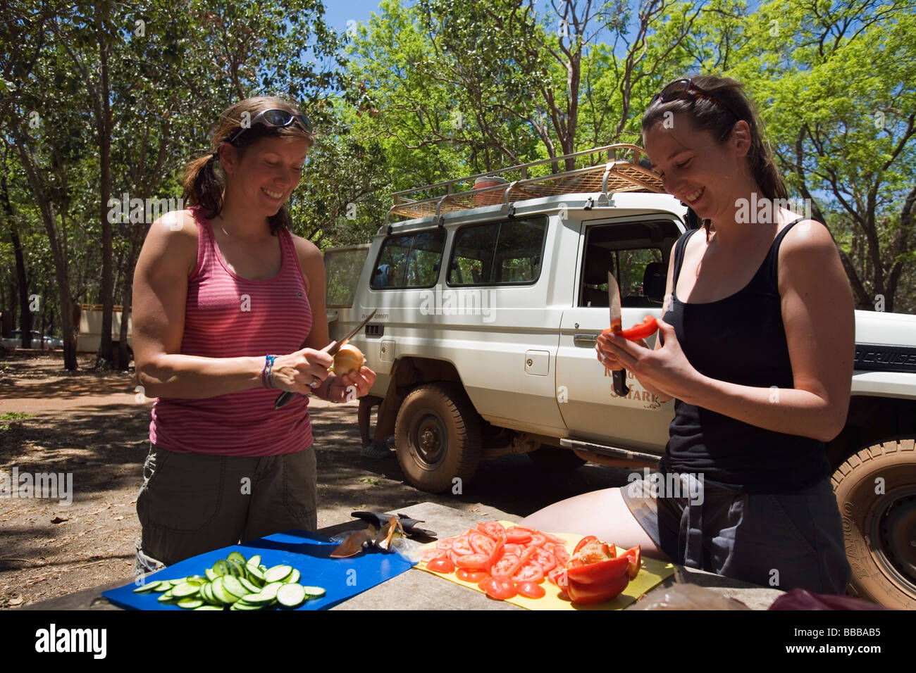 Passeggeri aiutare pepare il pranzo su una 4rm camping safari nel Parco Nazionale Kakadu, Territorio del Nord, l'AUSTRALIA Foto Stock