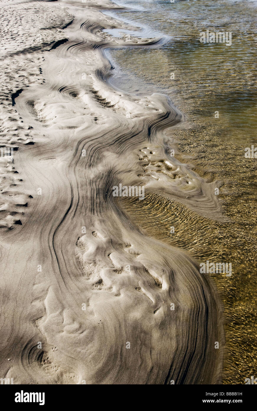 Pozze di marea sulla spiaggia di sabbia Foto Stock